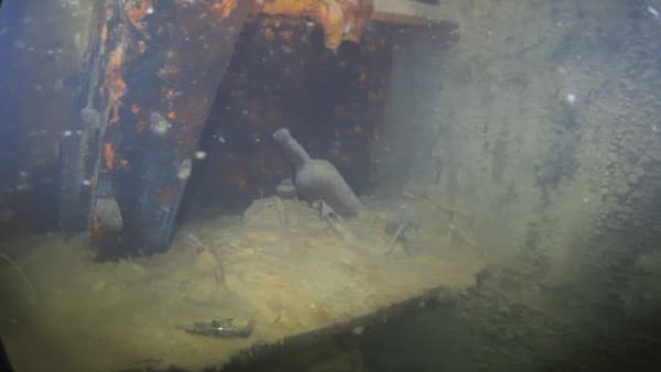 Une bouteille sur une étagère du bateau. Une bouteille sur une étagère du bateau.