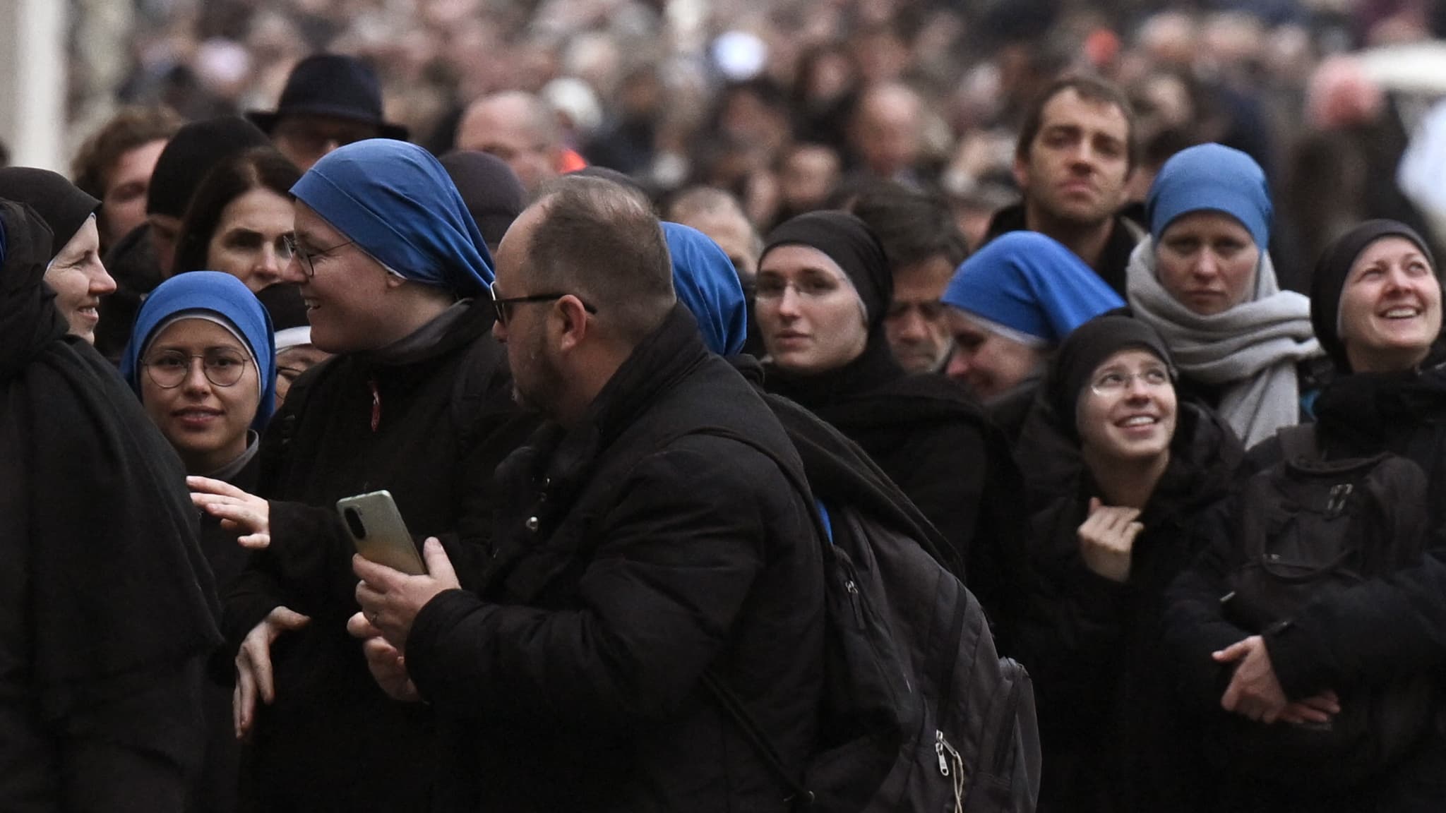Des milliers de fidèles se sont rendus sur place pour rendre homme au pape émérite.