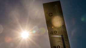 Le soleil et un thermomètre. (image d'illustration)