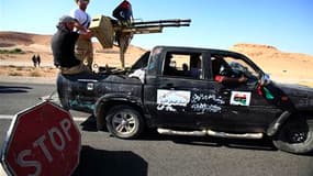 Points de contrôle des combattants anti-Khadafi au nord de Bani Walid. Au quatrième jour des combats autour de ce bastion des partisans de l'ancien président libyen situé à 150 km environ au sud-est de Tripoli, les combattants du Conseil national de trans