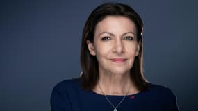 La maire de Paris, Anne Hidalgo, pose lors d'une séance photo à Paris, le 1er février 2022
