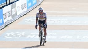 Tadej Pogacar à l'arrivée de Paris-Roubaix, le 13 avril 2025.