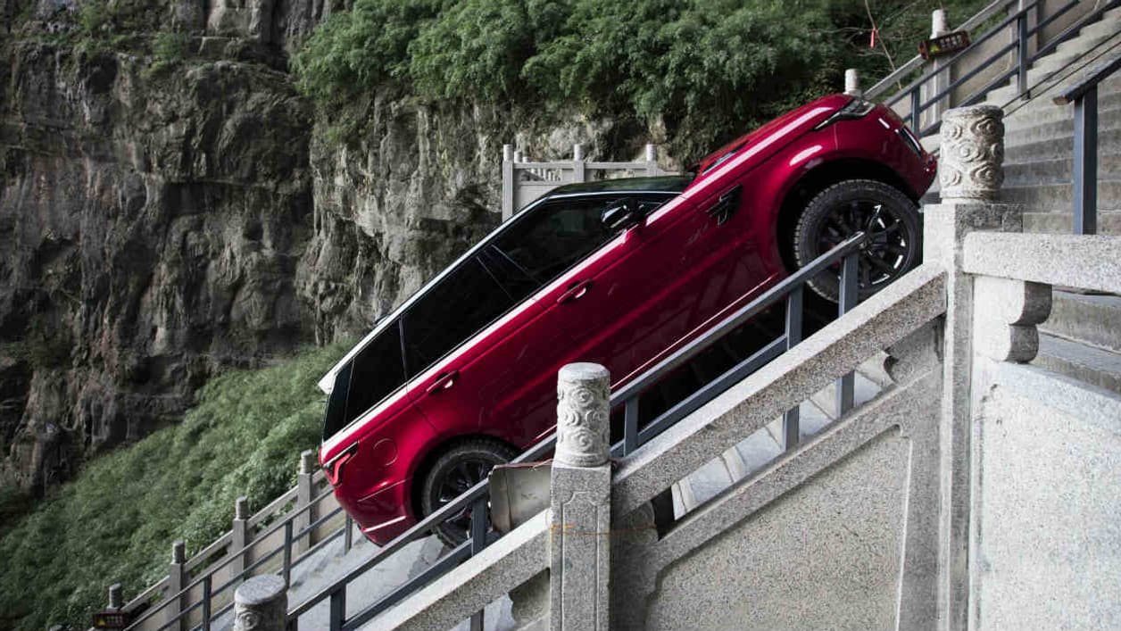 Ce Range Rover Sport PHEV qui s’est attaqué au mont Tianmen affiche une puissance de 404 chevaux. Ce Range Rover Sport PHEV qui s’est attaqué au mont Tianmen affiche une puissance de 404 chevaux.