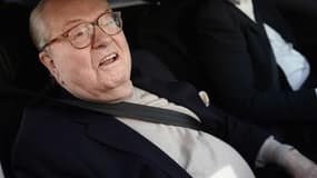 Jean-Marie Le Pen arrive tout sourire au bureau politique du FN