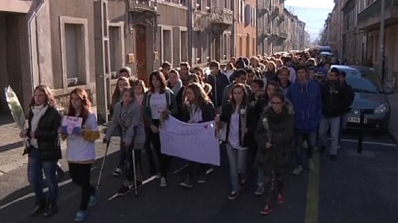 Trois mille personnes, dont de nombreux collégiens, ont défilé en hommage à Aude, 14 ans, ce dimanche, à Millau.