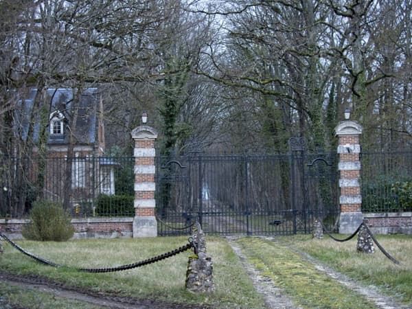 Une entrée du domaine d'Alain Delon, à Douchy (Loiret), le 16 janvier 2024