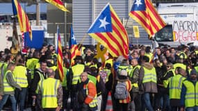 Gilets jaunes et indépendantistes catalans à la frontière franco-espagnole, sur l'autoroute A9, le 22 décembre 2018.