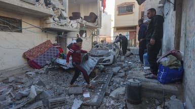 Des Palestiniens inspectent les décombres après un bombardement israélien sur Khan Yunis, dans le sud de la bande de Gaza, le 8 décembre 2023.