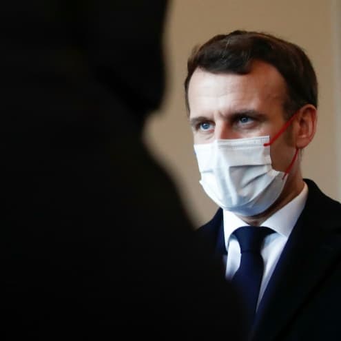 Covid-19: Macron promet un vaccin pour "tous les Français qui le souhaitent d'ici la fin de l'été"