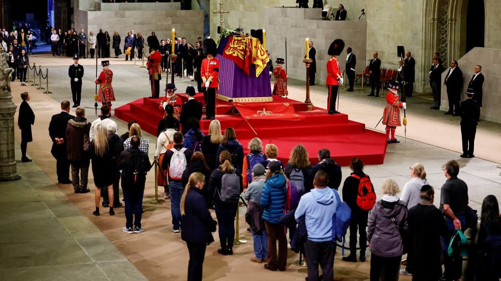 La minute de silence observée devant le cercueil d'Elizabeth II le 18 septembre 2022 