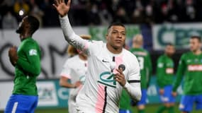 L'attaquant français du PSG, Kylian Mbappé, célèbre un but isncrit lors du match de Coupe de France entre Feignies-Aulnoye (N3) et le Paris Saint-Germain (L1), le 19 décembre 2021 au stade du Hainaut, à Valenciennes.