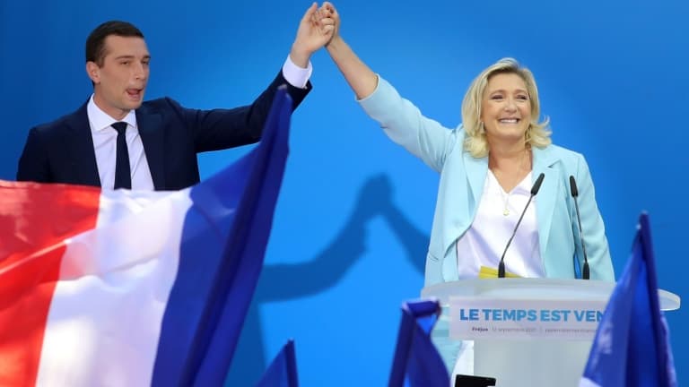 Marine Le Pen et Jordan Bardella devant les militants du Rassemblement national le 12 septembre 2021 à Fréjus (Var)
