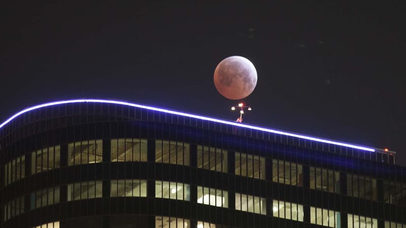 Eclipse de Lune le 4 avril 2014 visible dans le centre ville de Los Angeles.