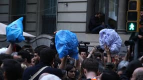 Barcelone: des manifestants jettent des sacs poubelles sur le bureau régional du gouvernement espagnol 