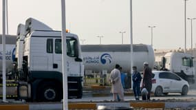 Des personnes devant l'entrée de la compagnie pétrolière ADNOC, le 17 janvier 2022 à Abou Dhabi