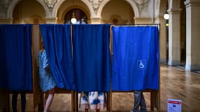 Un bureau de vote pour les élections européennes à Lyon, le 9 juin 2024.