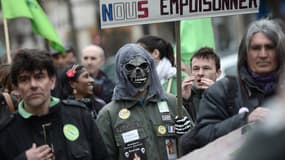 Près de 250 personnes ont participé à la marche verte contre les pesticides, samedi à Paris.