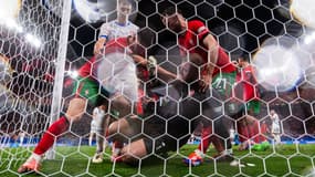 Ruben Dias et Diogo Jota s'écharpent avec le gardien tchèque Jindrich Stanek pour récupérer le ballon lors de la victoire du Portugal (2-1, Euro), le 18 juin 2024