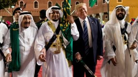 Le président américain Donald Trump et le roi Salmane de l'Arabie saoudite (g) lors d'une cérémonie à Ryad, le 20 mai 2017