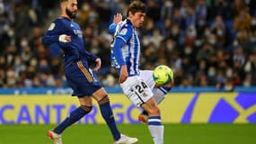 Karim Benzema (g) avec le Real Madrid contre la Real Sociedad en Liga le 4 décembre 2021 au stade Anoeta à Saint-Sébastien
