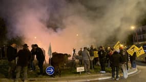 Les agriculteurs se sont mobilisés dans les Alpes du Sud ce lundi 19 novembre. Ils ont allumé un feu à Digne-les-Bains et Gap.