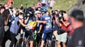 Remco Evenepoel salue Romain Bardet après l'arrivée de la 14e étape de la Vuelta, le 9 septembre 2023.