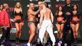Mike Tyson assène une gifle à Jake Paul lors de leur dernier face-à-face avant combat, le 14 novembre 2024