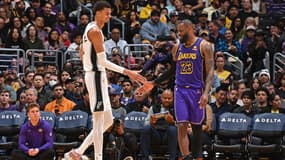 Victor Wembanyama et LeBron James après le five by five du Français contre les Lakers, le 24/02/2024