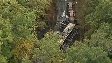 Extrait d'images télévisées de la carcasse de l'autocar dont l'incendie après une collision avec un camion avait tué 43 personnes, le 23 octobre 2015 à Puisseguin, en Gironde
