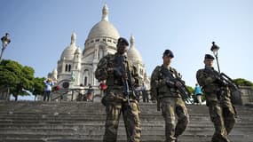 Des militaires surveillant les abords du Sacré-Coeur, à Paris, dans le cadre du plan Vigipirate. 