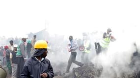 Un gigantesque incendie dû à une fuite d'essence a fait au moins 61 morts lundi dans un bidonville densément peuplé de Nairobi, au Kenya. /Photo prise le 12 septembre 2011/REUTERS/Noor Khamis