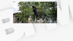 La statue d'Edward Colston pendant sa chute à Bristol ce dimanche.