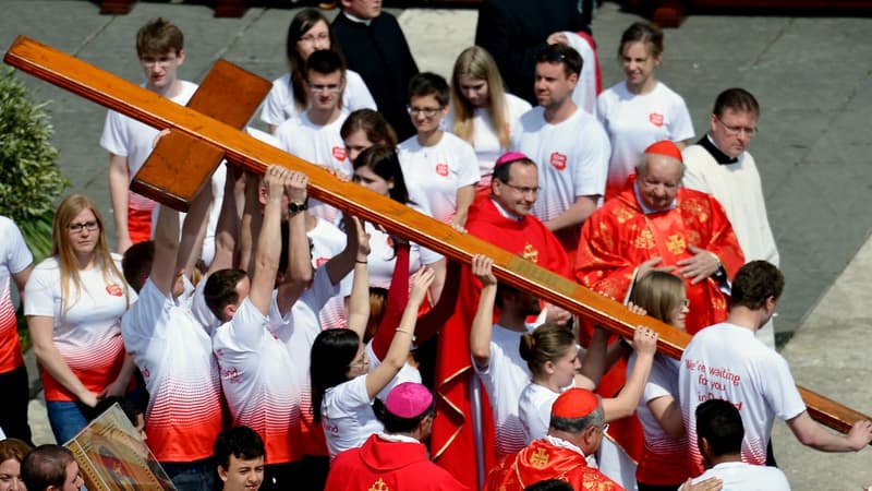 Des jeunes polonais portent la croix des JMJ aux côtés du cardinal de Cracovie au Vatican en avril 2014.