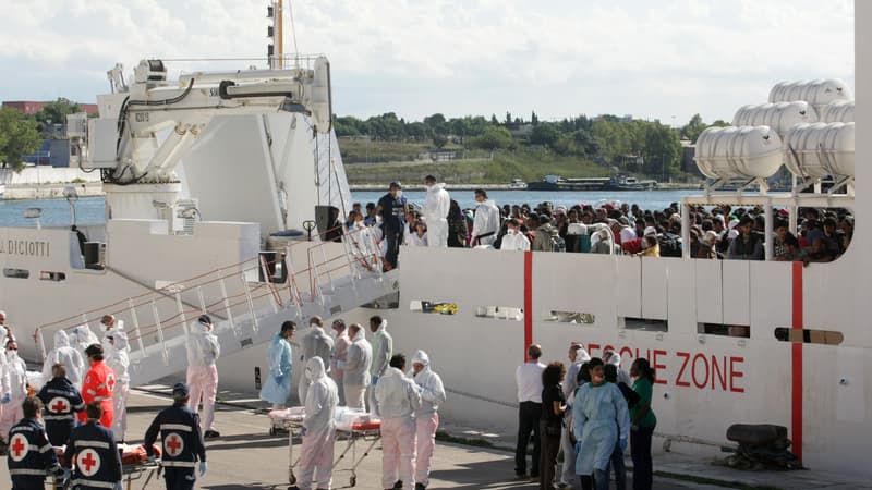 Le Haut-Commissariat des Nations Unies évoque 118 000 migrants arrivés en Italie depuis le 1er janvier. Ici, des migrants récupérés par les secours au large de la Sicile, en septembre 2014.