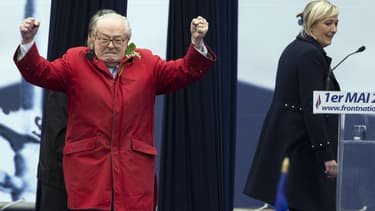 Jean-Marie Le Pen, le 1er mai dernier, devant sa fille Marine.