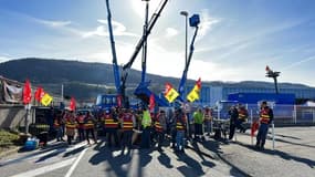 Les salariés sont mobilisés devant l'usine pour protester contre la réforme des retraites.