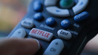 Un bouton Netflix sur une télécommande.