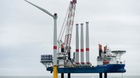 Montage et assemblage d'éoliennes au large de Saint-Nazaire, en Loire-Atlantique, le 12 avril 2022 