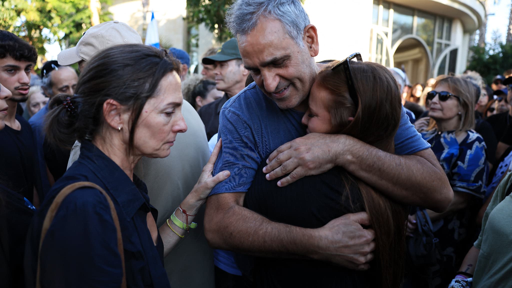Michel Illouz lors des funérailles de son fils Guy Illouz, dont la dépouille a été rapatriée en Israël cette semaine, le 15 octobre 2025 à Ra'anana, en Israël. Michel Illouz lors des funérailles de son fils Guy Illouz, dont la dépouille a été rapatriée en Israël cette semaine, le 15 octobre 2025 à Ra'anana, en Israël.