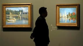 Apporter un regard neuf sur une oeuvre dont la lumière, les couleurs et les motifs sont célèbres dans le monde entier, tel est le défi de la rétrospective Claude Monet qui s'ouvre mercredi à Paris. /Photo prise le 17 septembre 2010/REUTERS/Charles Platiau