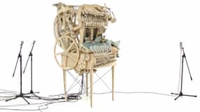 Il crée une machine qui fait de la musique avec des billes
