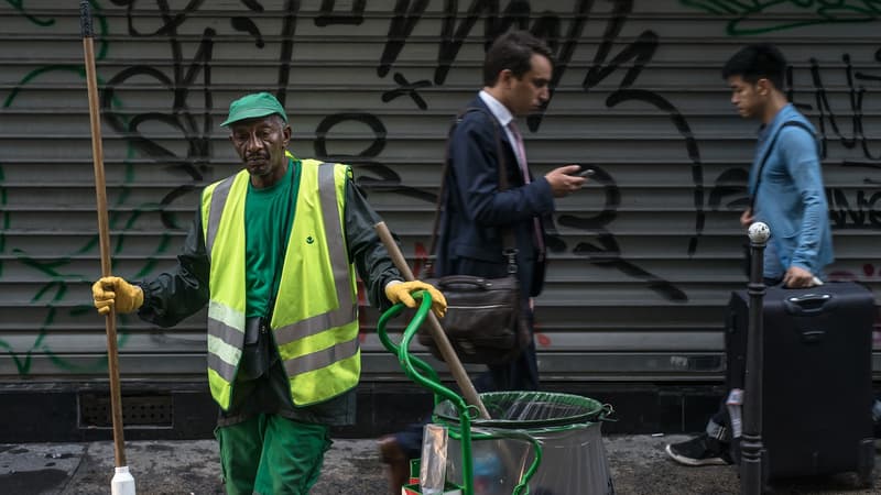 Pendant un mois, au petit matin, il a suivi les agents de la propreté de la ville de Paris - "Picards,&nbsp;Guyanais,&nbsp;Marocains ou Algériens" - pour leur tirer le portrait