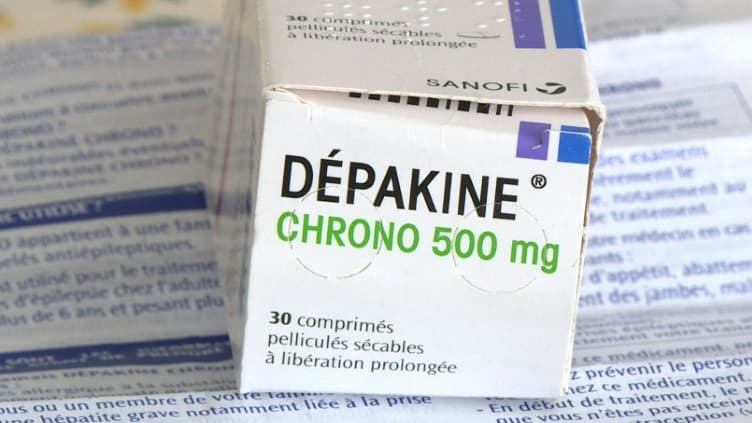 Une boîte de l'anti-épileptique Dépakine utilisée par des parents de victimes, le 13 décembre 2016 à Paris