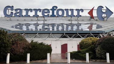 La location-gérance permet à Carrefour de rester propriétaire du magasin -contrairement à une franchise- et nécessite moins de mise de fonds initiale de la part du repreneur.