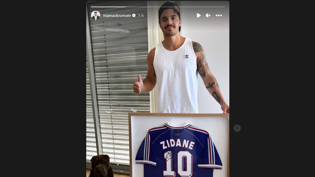 Romain Ntamack pose avec le maillot dédicacé de Zinédine Zidane