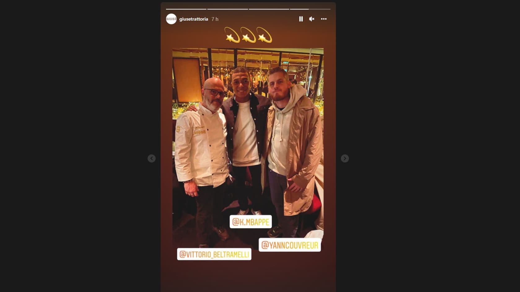Kylian Mbappé pose avec le chef Vittorio Beltramelli et le pâtissier Yann Couvreur Kylian Mbappé pose avec le chef Vittorio Beltramelli et le pâtissier Yann Couvreur