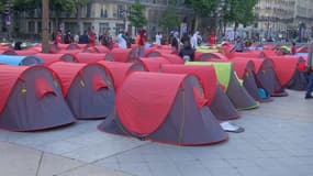 300 migrants ont installé des tentes devant l'Hôtel de Ville de Paris