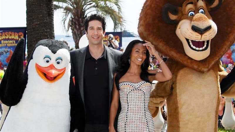 Les acteurs David Schwimmer et Jada Pinkett-Smith, qui prêtent leur voix aux animaux du dessin animé "Madagascar 3 : Bons baisers d'Europe", défilent sur la Croisette. /Photo prise le 17 mai 2012/REUTERS/Yves Herman