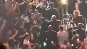 Arman Tsarukyan frappe un spectateur de la T-Mobile Arena avant son combat contre Charles Oliveira 