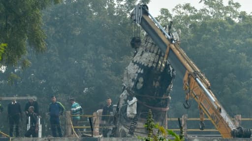 Récupération de l'épave de l'avion qui s'est écrasé près de New Delhi, le 22 décembre 2015 Récupération de l'épave de l'avion qui s'est écrasé près de New Delhi, le 22 décembre 2015